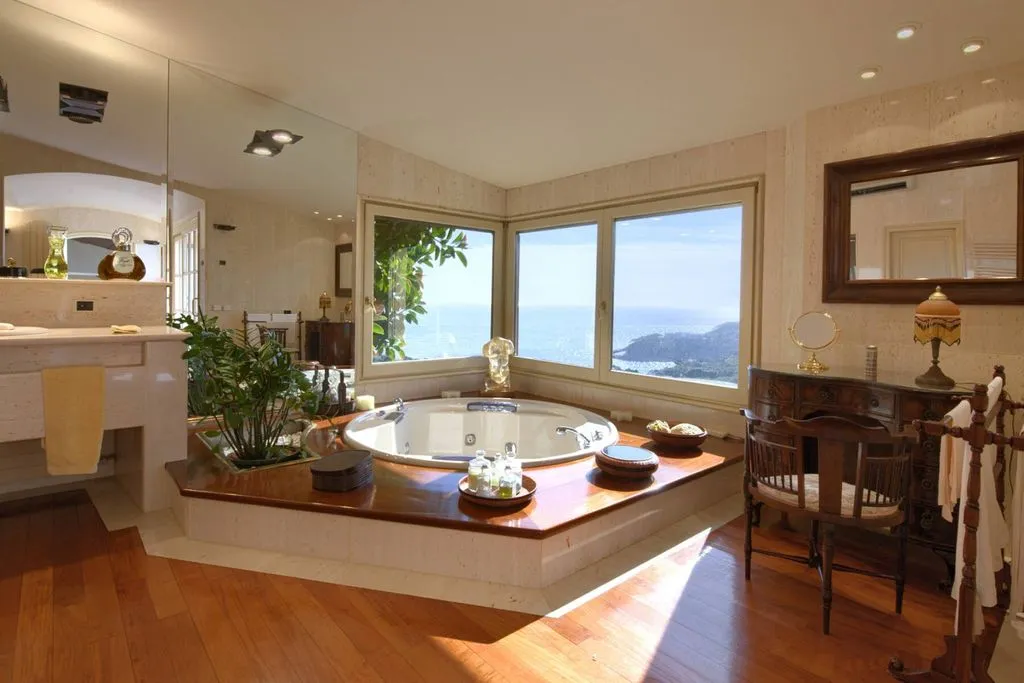 Bathrooms - Mediterranean House with Sea Views in Begur