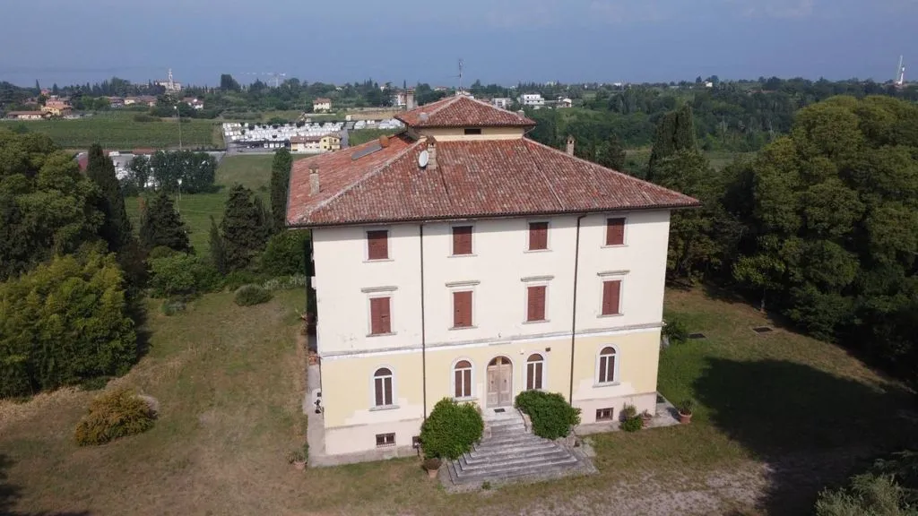Õhuvaade - Old Villa with Lake Garda View in Lazise