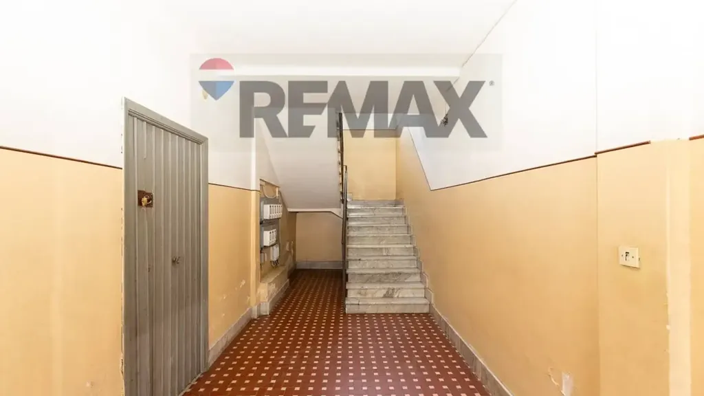 Esik - 4-Room Apartment with Balcony in Catania