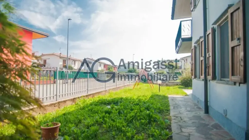 Giardino - Villa bifamiliare con giardino privato a Zanica