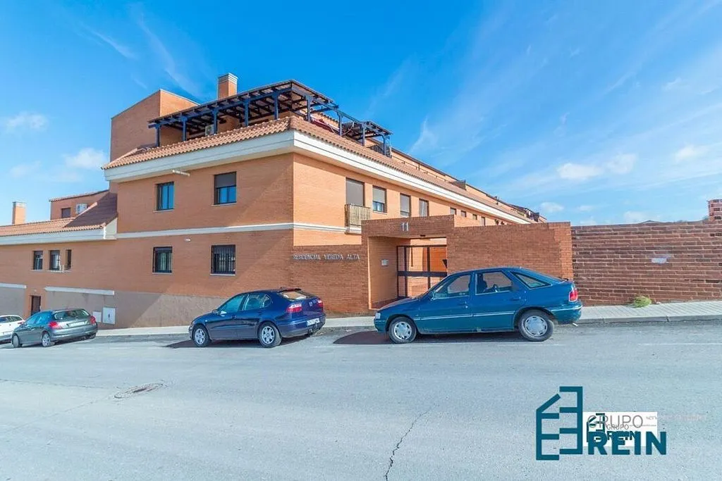 Exterior - 3-Bedroom Apartment with Garage in Recas