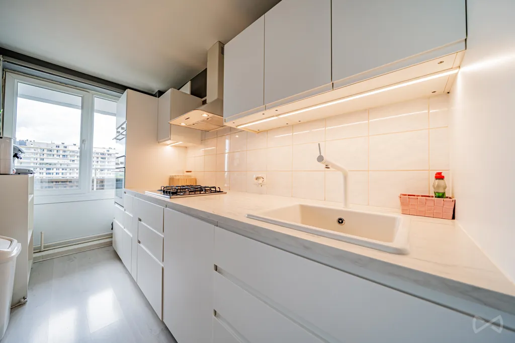 Köök - Bright Apartment with Balcony on Marius Renard