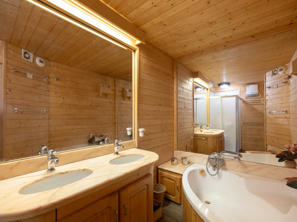 Bathrooms - Charming Apartment with Mountain View in Courchevel 1850