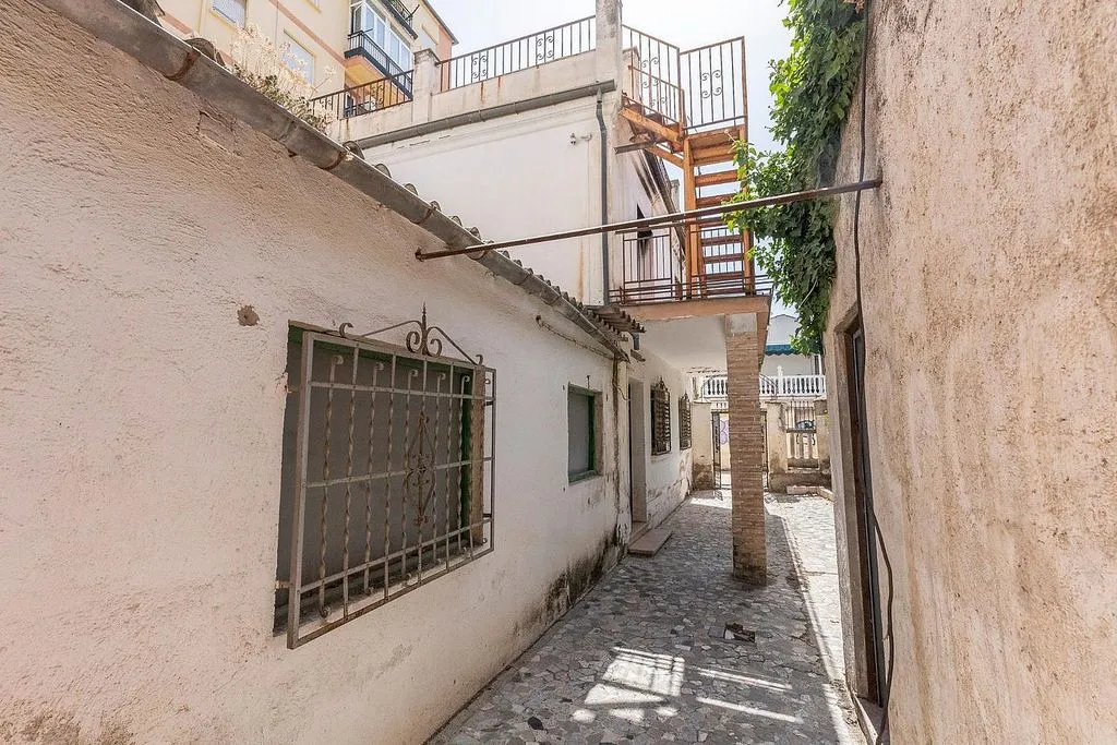 Aed - Detached House with Private Garden in Granada