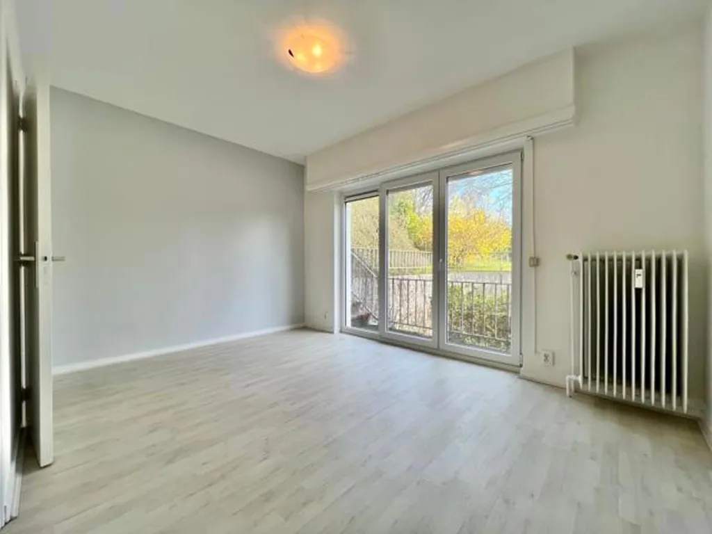 Chambres - Appartement de rez-de-chaussée avec jardin à Stockel