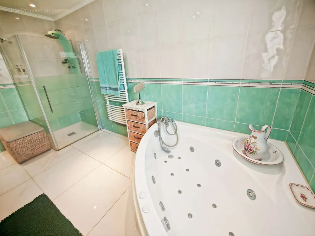 Salles de bain - Maison de Plain-Pied avec Sous-Sol à Compertrix