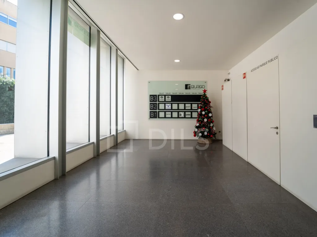 Entrée - Office with Open Plan in Boavista, Porto