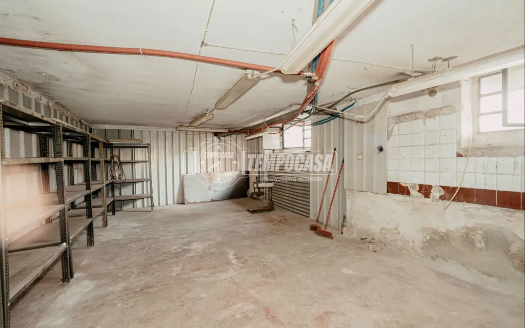 Garage - Spacious Triplex with Balcony in Vigevano
