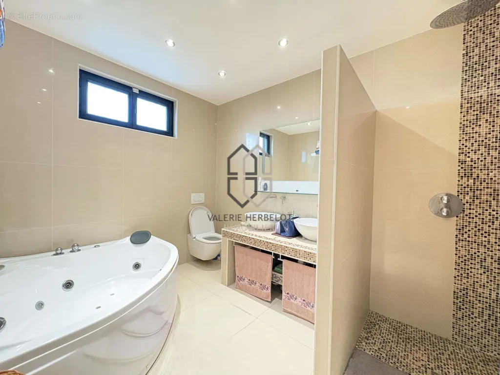 Salles de bain - Maison Récemment Construite avec Terrasse au Calme