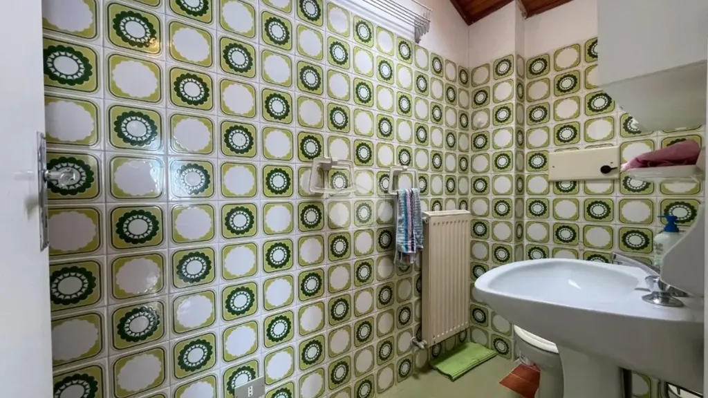 Salles de bain - Bright 2-Bedroom Apartment with Lift in Baiardo