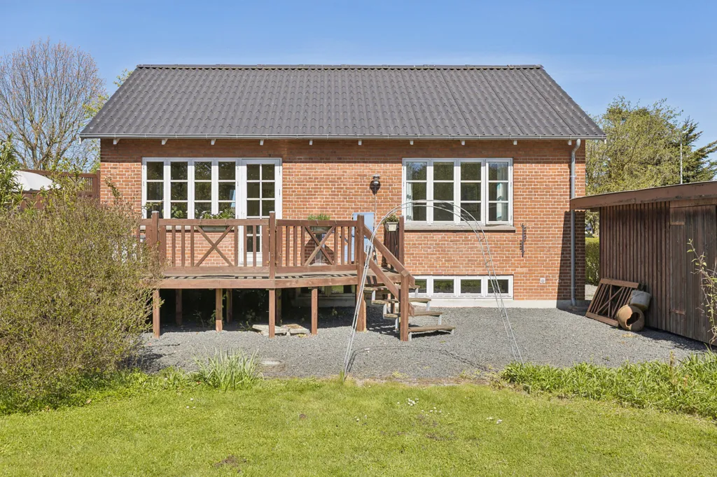 Välivaade - Classical Red Brick Villa with Garden in Slagelse
