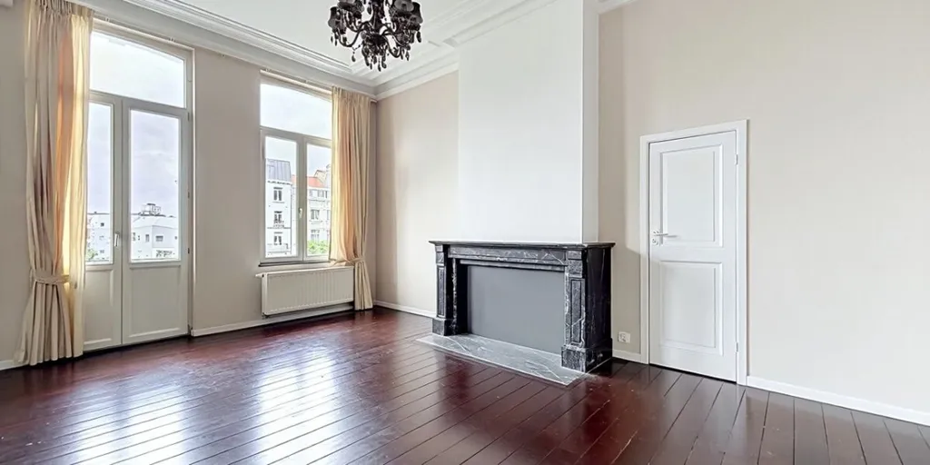 Elutuba - Bright Neoclassical Apartment with Balcony in Brussels