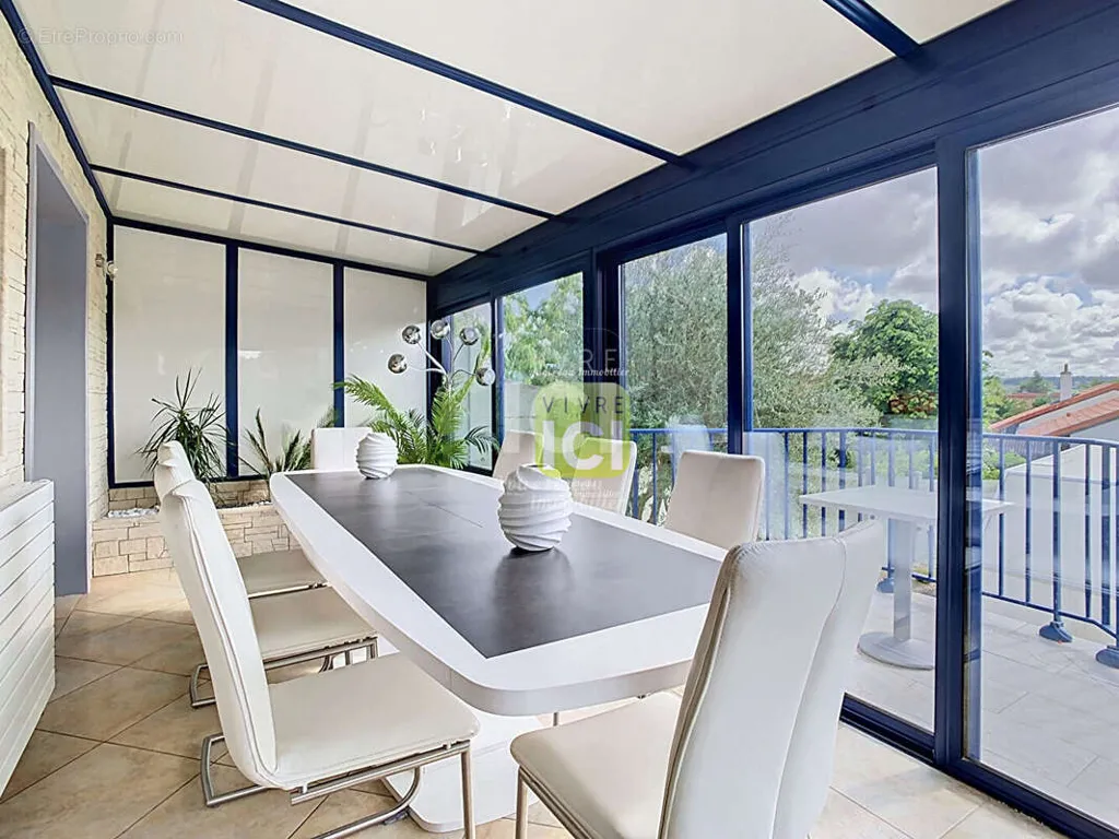 Terrass - 7-Piece House with Pool in Cholet