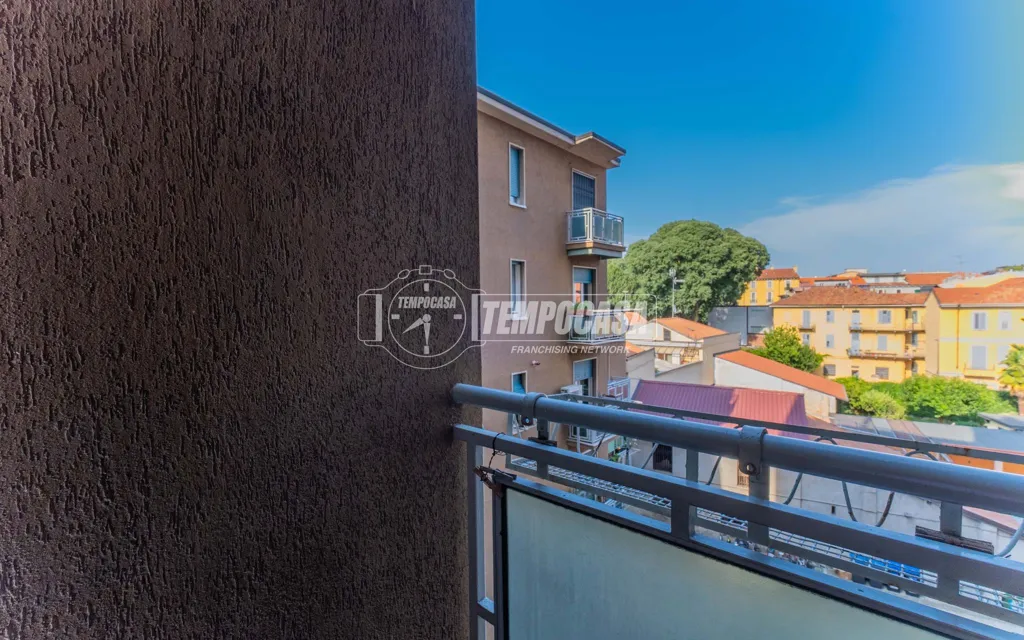 Balcon - Bright Bilocale with Balcony in Milan