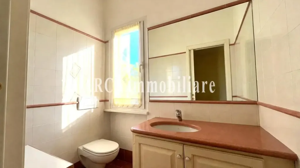 Bathrooms - Rustic Villa with Garden in Pietrasanta