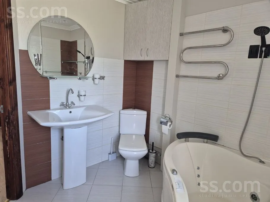 Vannitoad - 3-Bedroom Flat with Balcony in Jaunmārupe