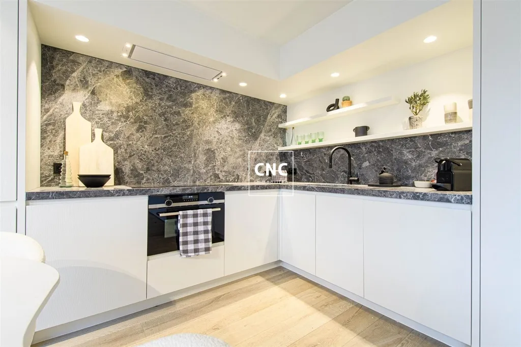 Cuisine - Penthouse Rénové avec Terrasses Spacieuses près du Front de Mer