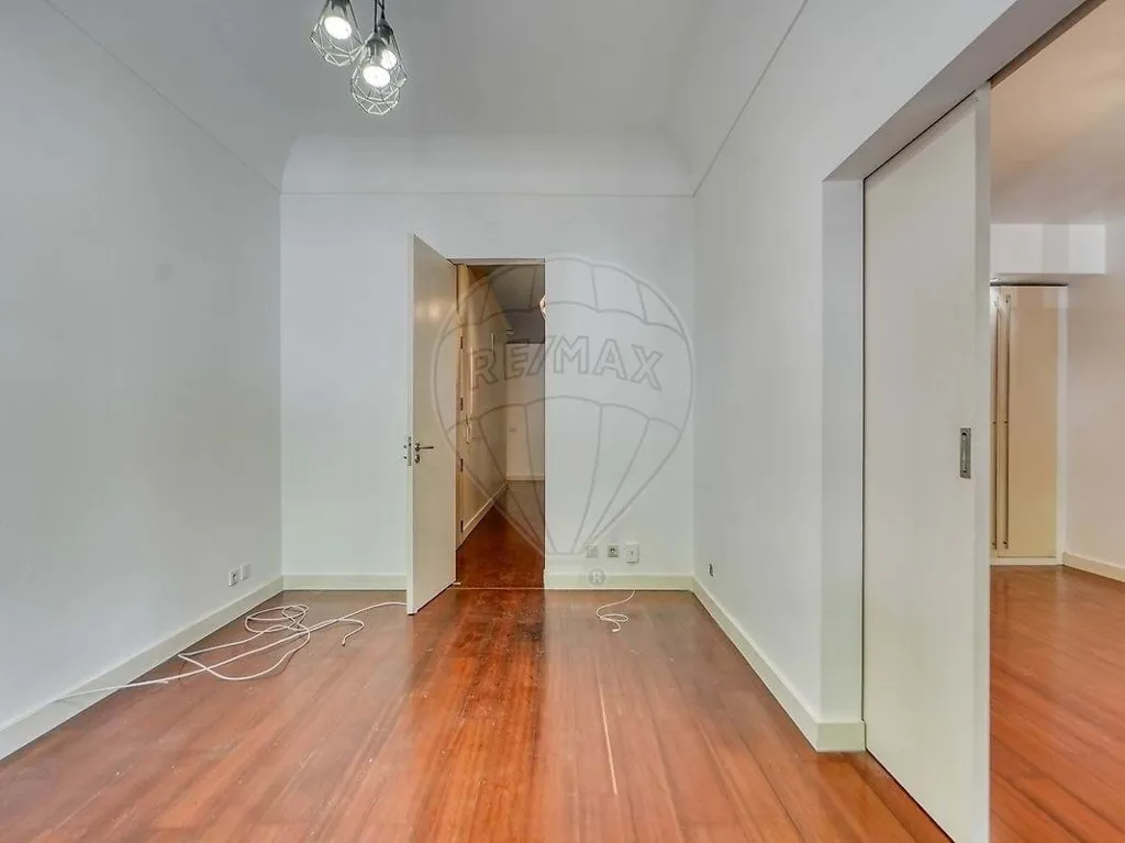 Pièces - Lisbon Condo with Terrace and Fireplace