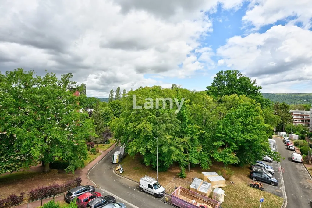 Õhuvaade - 3-Bedroom Apartment with Balcony in Central Location