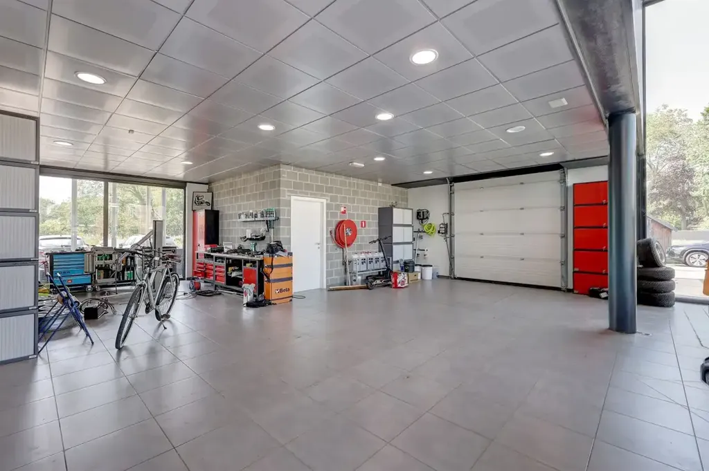Garaje - Showroom with Water View on Dendermonde-Zele Link Road