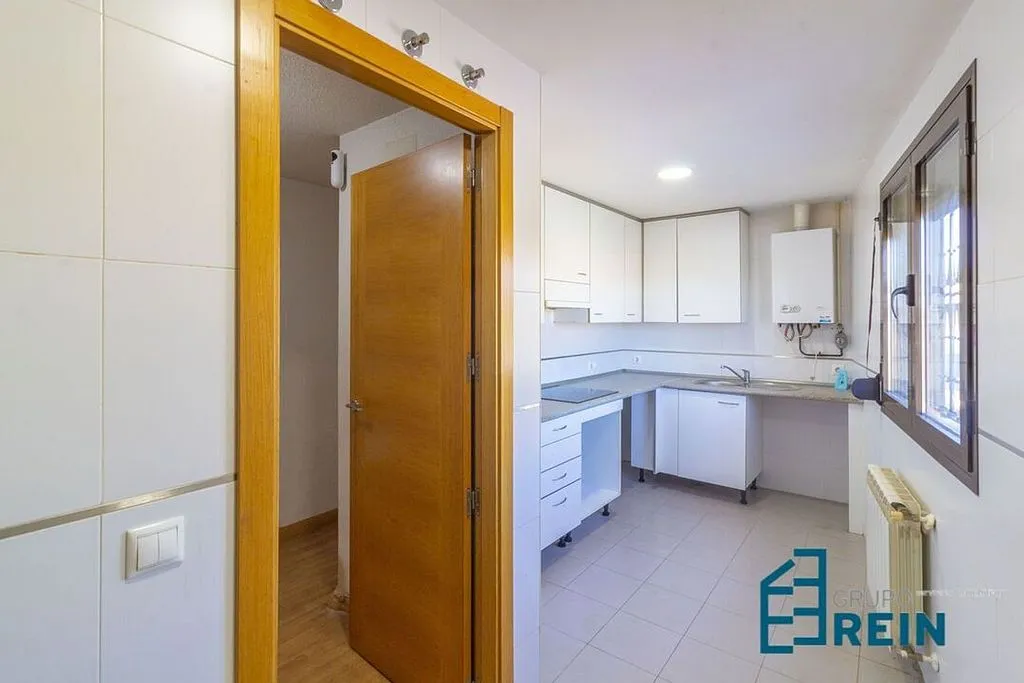 Kitchen - 3-Bedroom Apartment with Garage in Recas