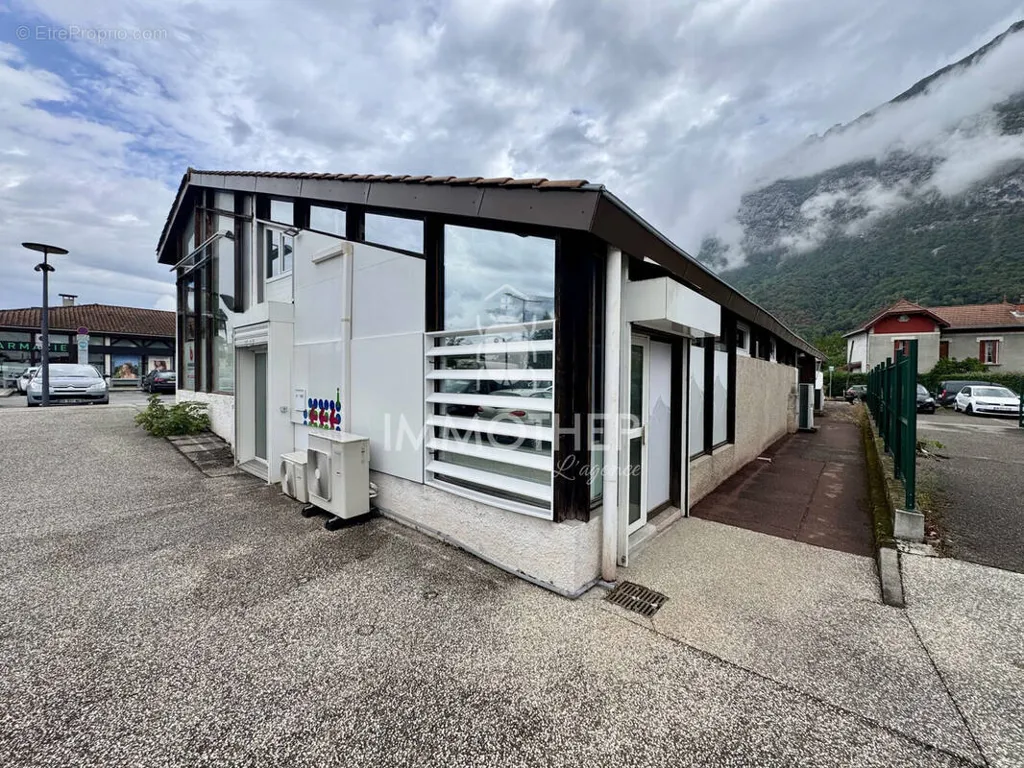 Extérieur - Local Commercial à Saint-Égrève avec Bonne Rentabilité