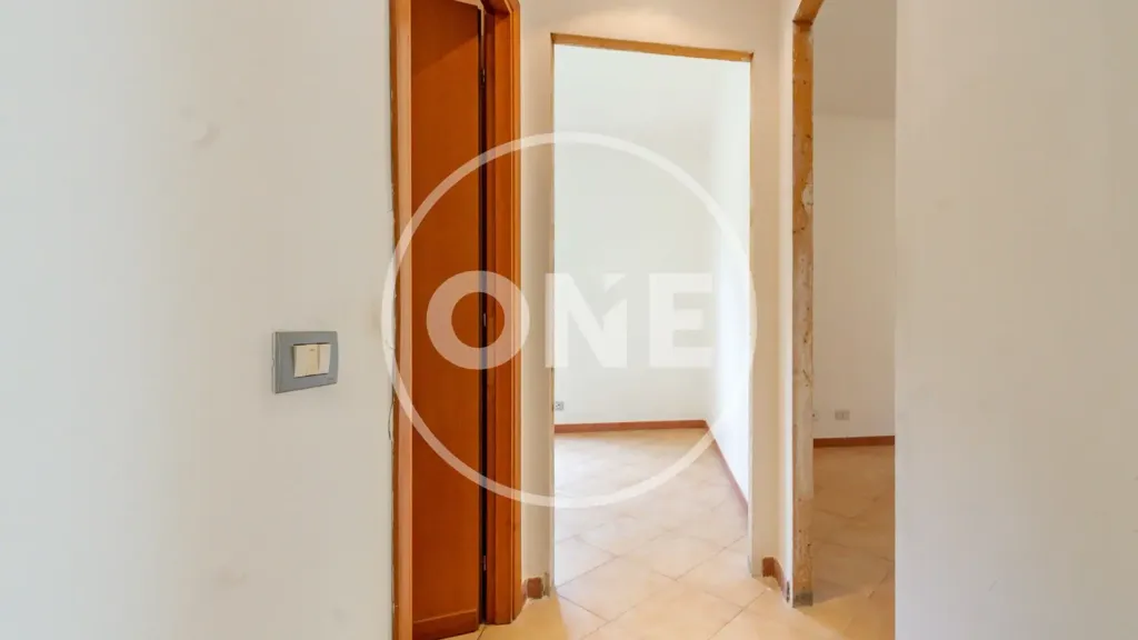 Entrée - Three-Bedroom Apartment with Balcony in Rome