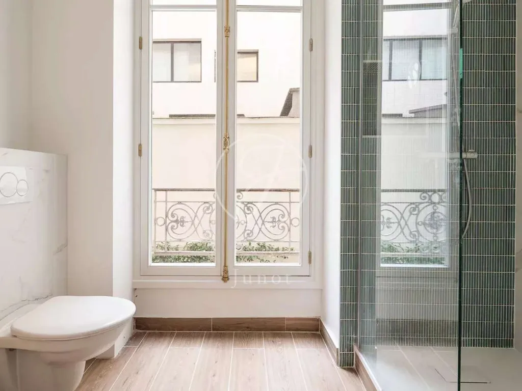 Salles de bain - Appartement de 5 Pièces avec Cour Arborée à Paris 75017