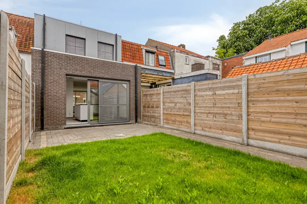 Aed - Renovated Semi-detached House in Sas van Gent