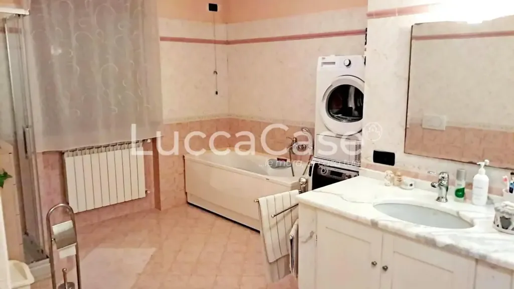Salles de bain - Villa with Garden and Terrace in Lucca