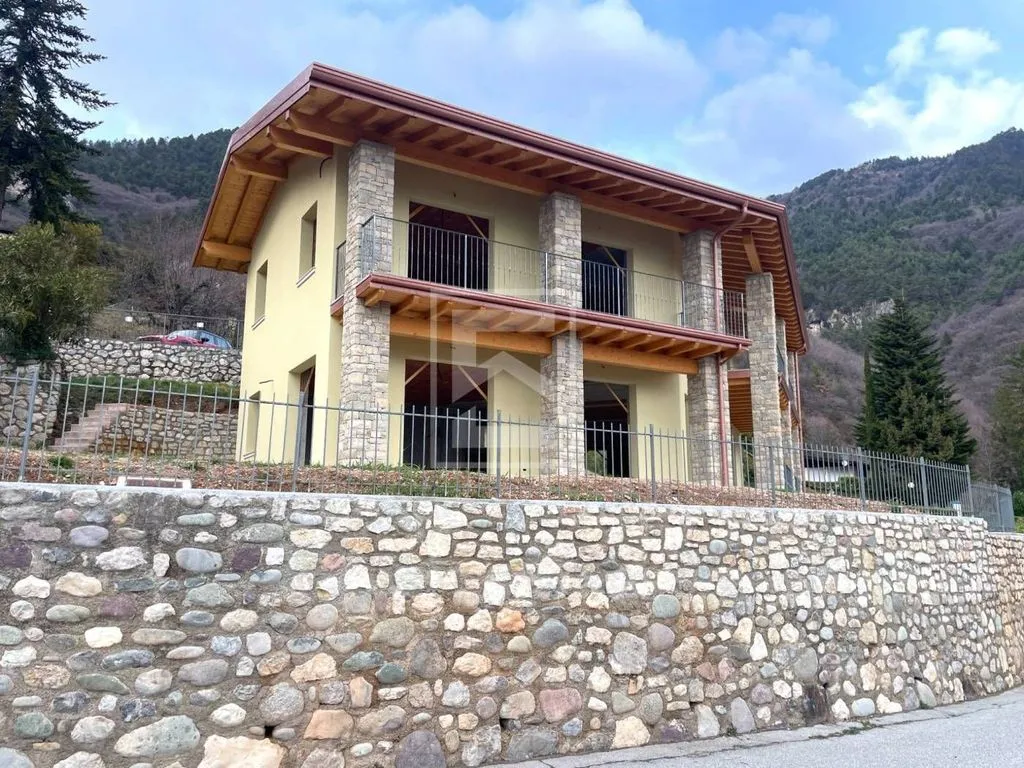 Välivaade - Villa with Pool Under Construction in Tignale