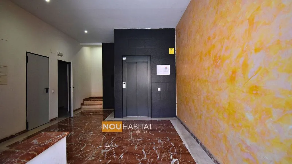 Entrée - Apartment with Balcony and Garage in Montroy