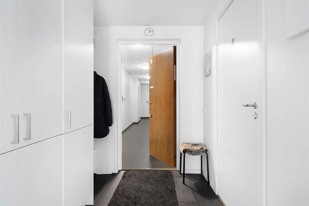 Entrée - Modern 2-Bedroom with Balcony in City Centre