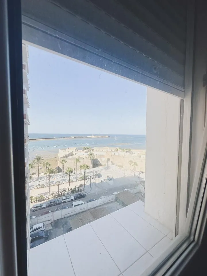 Rooms - Seafront Apartment with Balcony in Cádiz