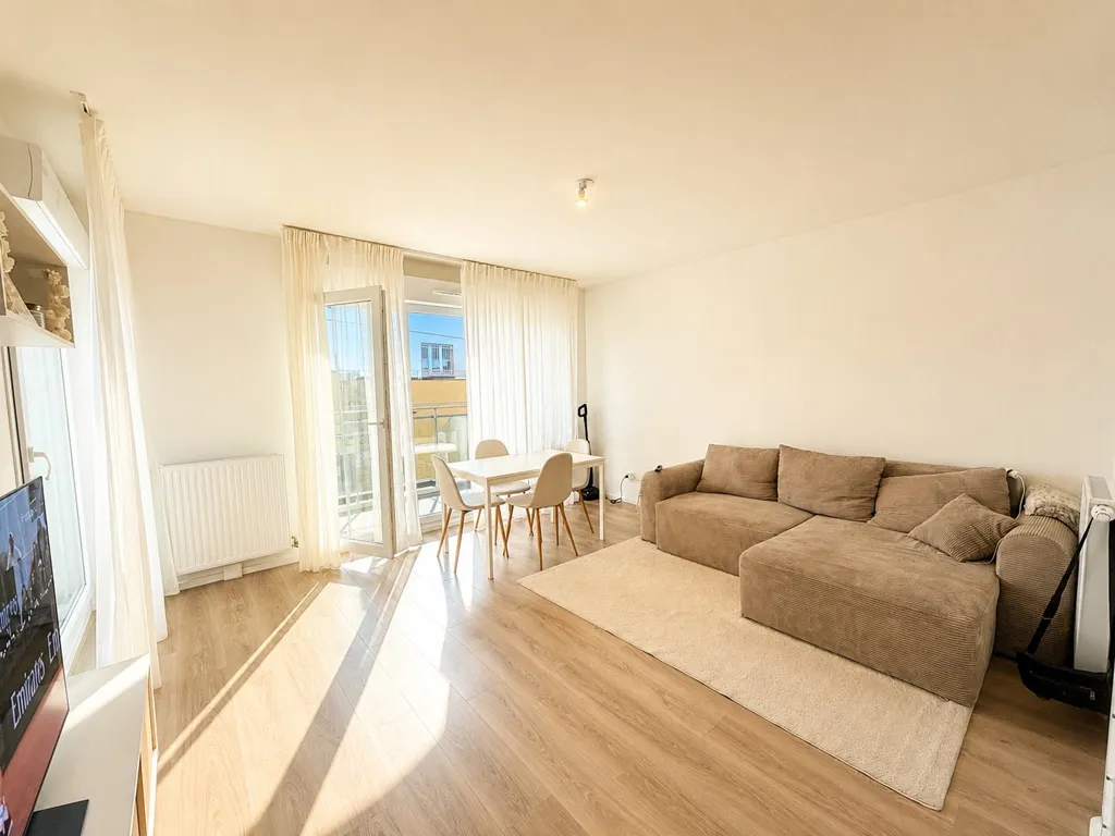 Séjour - Appartement de 2 Pièces avec Balcon à Romainville