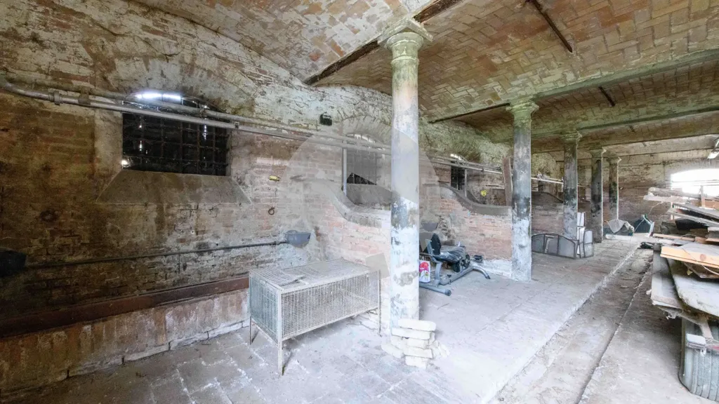 Pièces - Rustic Building with Land Potential in Reggio Emilia