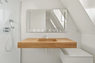 Baños - Refurbished Triplex Apartment with Mezzanine in Archives