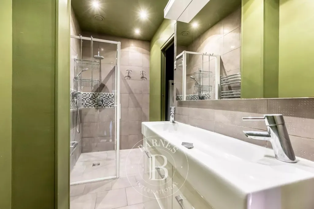 Vannitoad - Corner Apartment with East View in Paris 8e