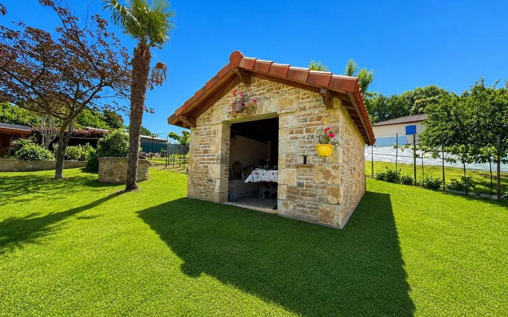 Jardin - Maison de Prestige en Pierre avec Tour à Aubin