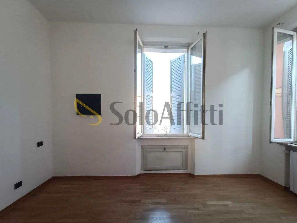 Rooms - Three-Bedroom Flat with Balcony in Central Location