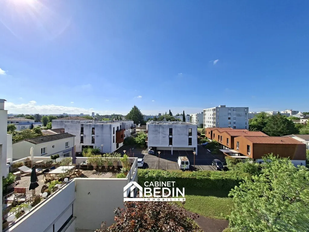Rõdu - Bright 3-Piece Flat with South-Facing View in Le Bouscat