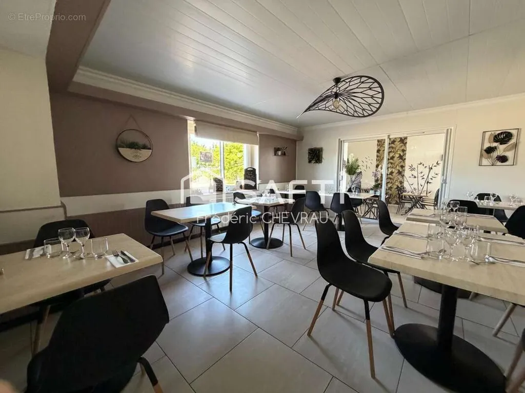 Salle à manger - Fonds de Commerce de Restaurant avec Terrasse à Saint-Cyr-sur-Menthon
