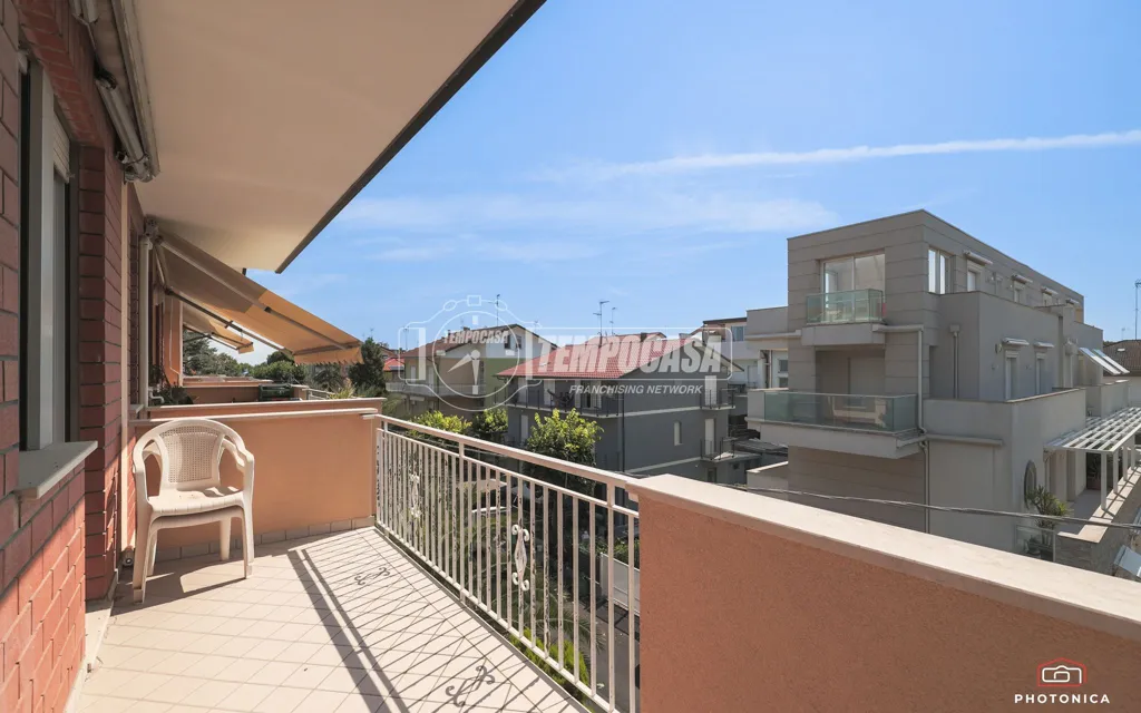Rõdu - Five-Room Apartment with Balconies in Riccione