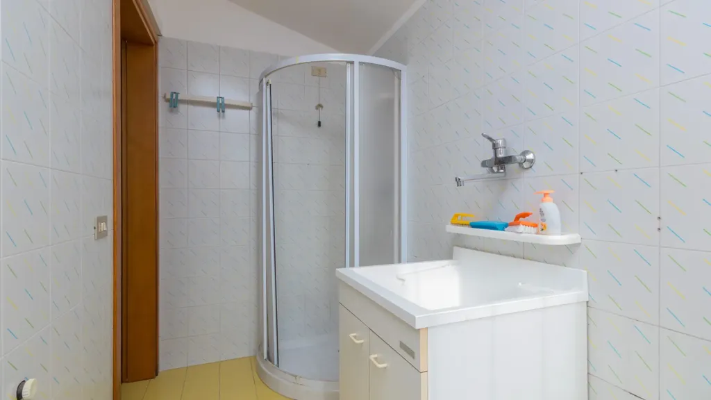 Salles de bain - Two-Level Apartment with Garage in Spresiano