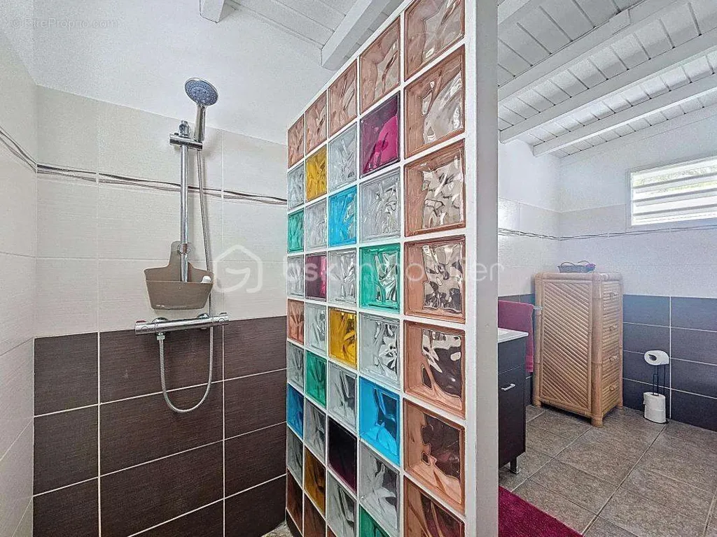 Salles de bain - Villa avec Piscine et Garage dans Secteur Recherché