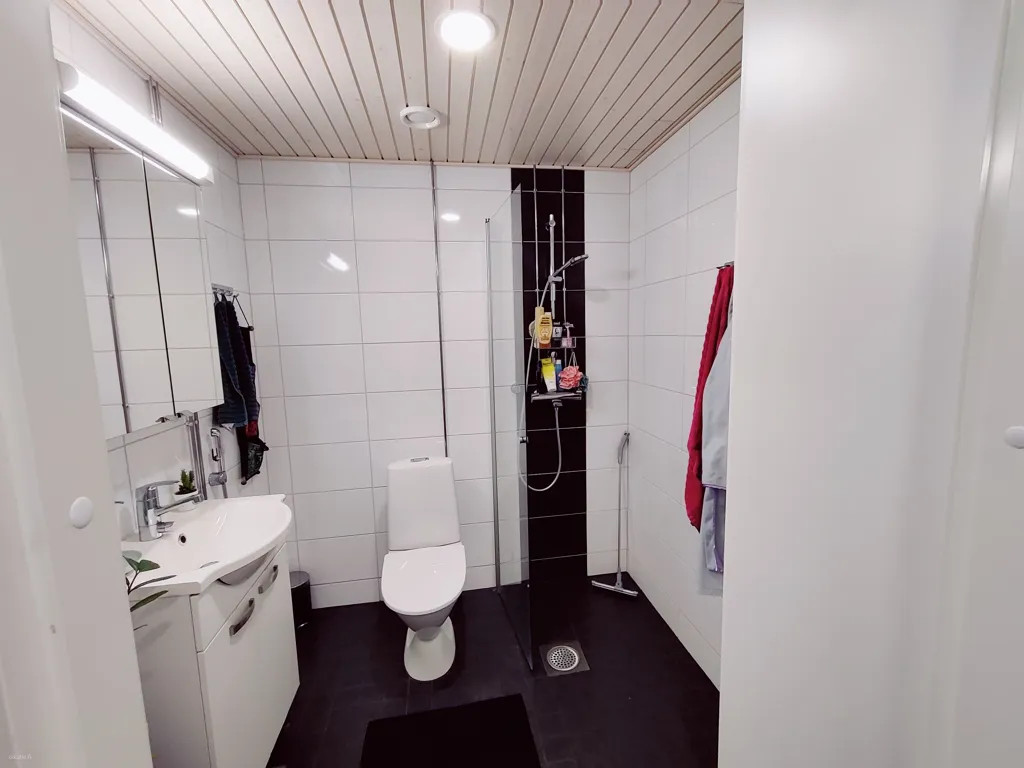 Salles de bain - Modern Studio with Balcony in Hatanpää, Tampere
