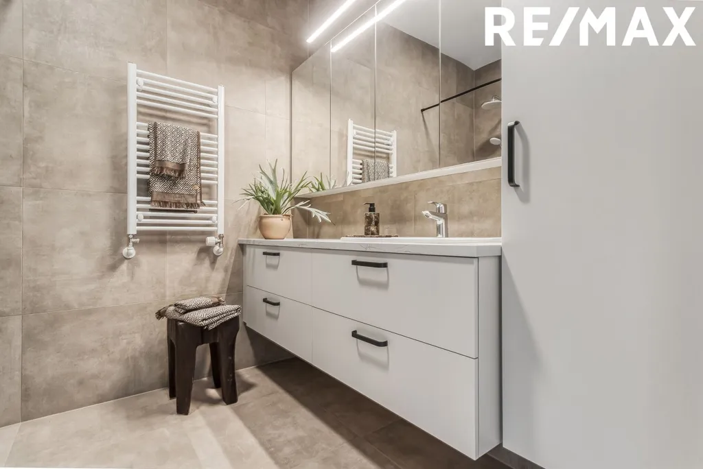 Salles de bain - 5-Bed Apartment with Balcony in Álftanes