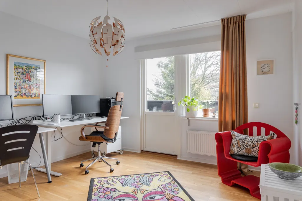 Office - Architectural Villa with Rental Unit in Väster