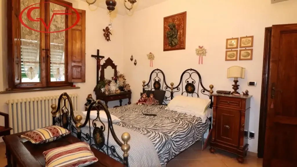 Bedrooms - Terraced Villa with Garden in Montevarchi