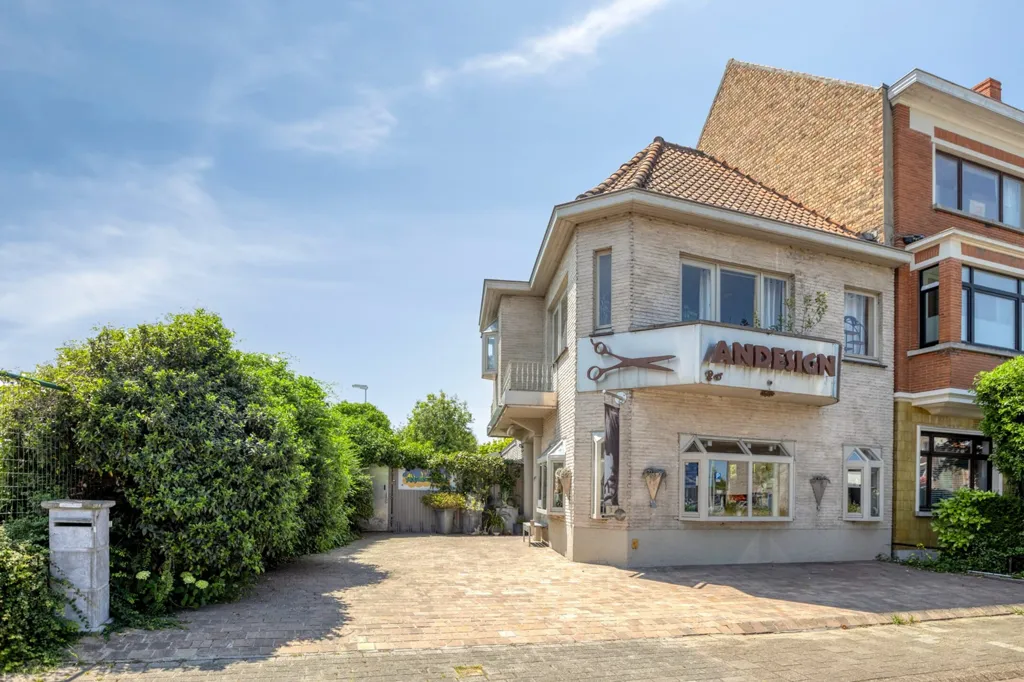 Extérieur - Mixed-Use Property with Private Drive in Bruges